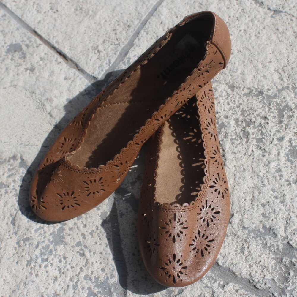 Whitemt. Sedora Woman Ballet Flat Size 8 Tan Scalloped Faux Leather Cut Out